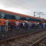 ट्रेन की बोगी पटरी से उतरी
