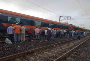 ट्रेन की बोगी पटरी से उतरी