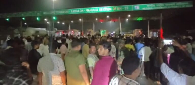 दो लोगों की मौत मुआवजे की मांग पर ढाई घंटे जाम