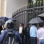 प्रोजेक्ट भवन के बाहर जुटे कर्मचारी