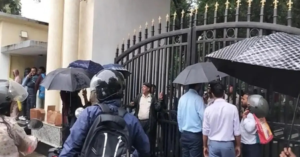 प्रोजेक्ट भवन के बाहर जुटे कर्मचारी