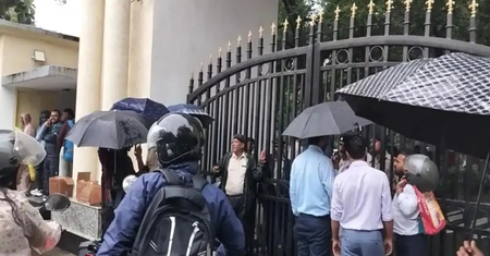 प्रोजेक्ट भवन के बाहर जुटे कर्मचारी