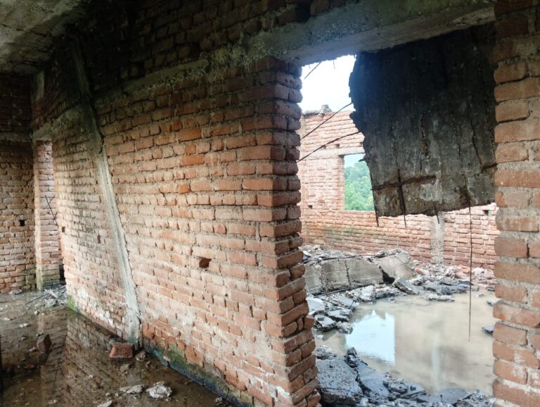 भरभराकर गिरी स्कूल की छत