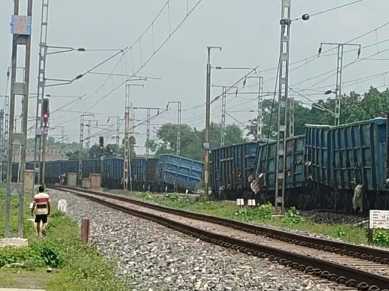 मालगाड़ी के 11 डिब्बे पटरी से उतरे