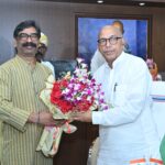 मुख्यमंत्री ने विधानसभा अध्यक्ष को पुष्पगुच्छ देकर किया स्वागत