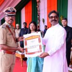 मुख्यमंत्री सोरेन ने पुलिस अधिकारियों जवानों को किया सम्मानित 02