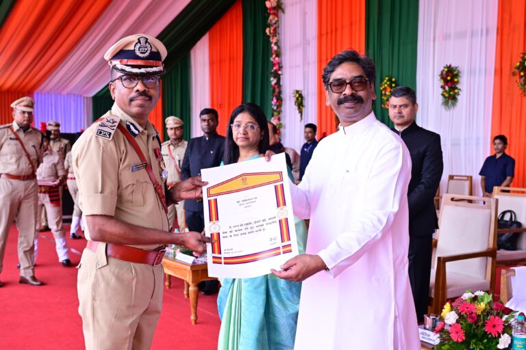 मुख्यमंत्री सोरेन ने पुलिस अधिकारियों जवानों को किया सम्मानित 02