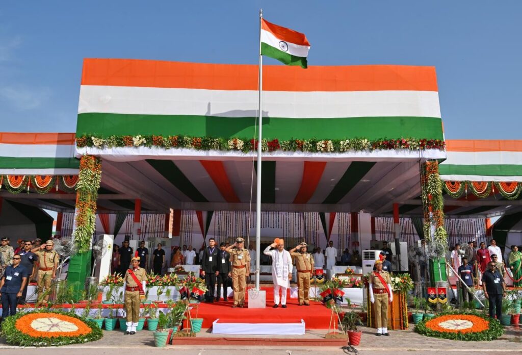 मुख्‍य मंत्री ने ध्‍वजा रोहण किया