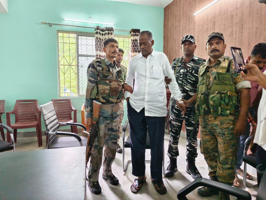 रिश्वत लेते पंचायत सेवक गिरफ्तार