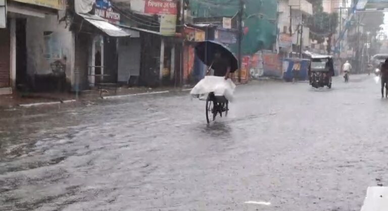 लगातार बारिश से जलपाईगुड़ी के कई इलाके जलमग्न 01