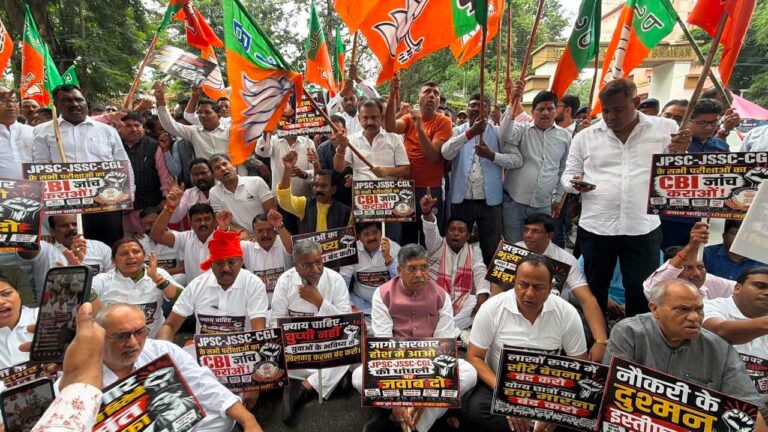 विधानसभा घेराव के दौरान बाबूलाल मरांडी समेत भाजपा नेता हिरासत में