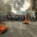 सड़क जाम कर लोगों ने किया प्रदर्शन