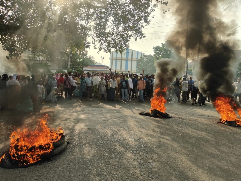 सड़क जाम कर लोगों ने किया प्रदर्शन