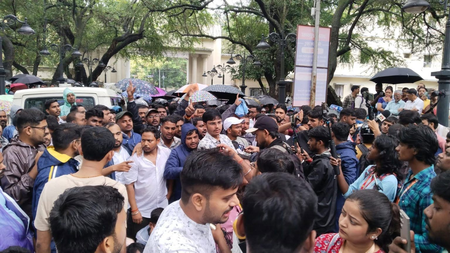 सड़क पर उतरे सैकड़ों अभ्यर्थी,