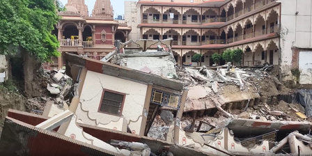 स्वामी नारायण मंदिर का हिस्सा ढहा