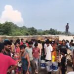 तेल लूटने के लिए ग्रामीणों में मची होड़