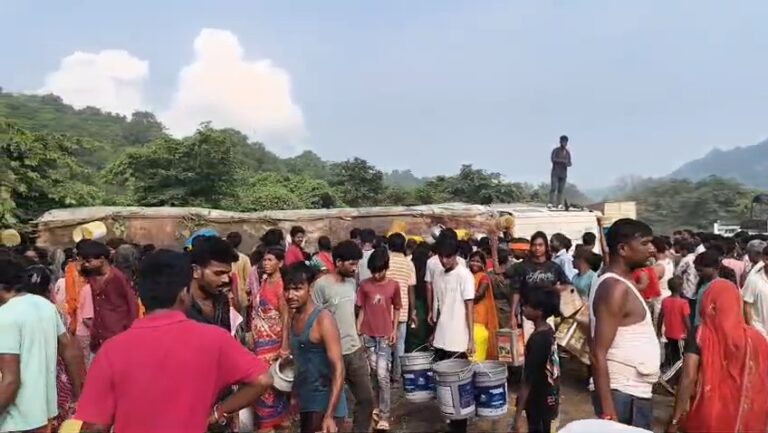 तेल लूटने के लिए ग्रामीणों में मची होड़