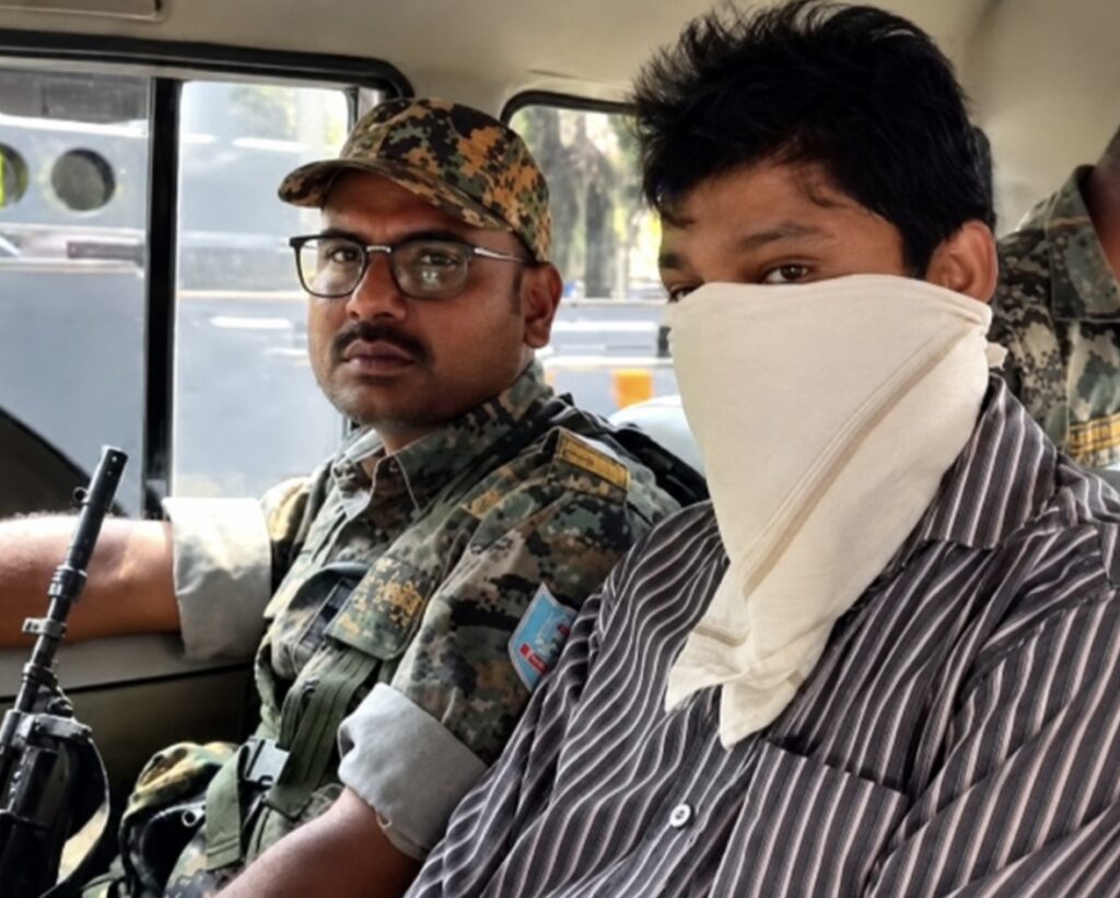 राजस्व कर्मचारी गिरफ्तार
