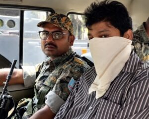 राजस्व कर्मचारी गिरफ्तार