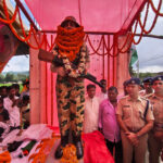 शहीद संतन मेहता की प्रतिमा का अनावरण