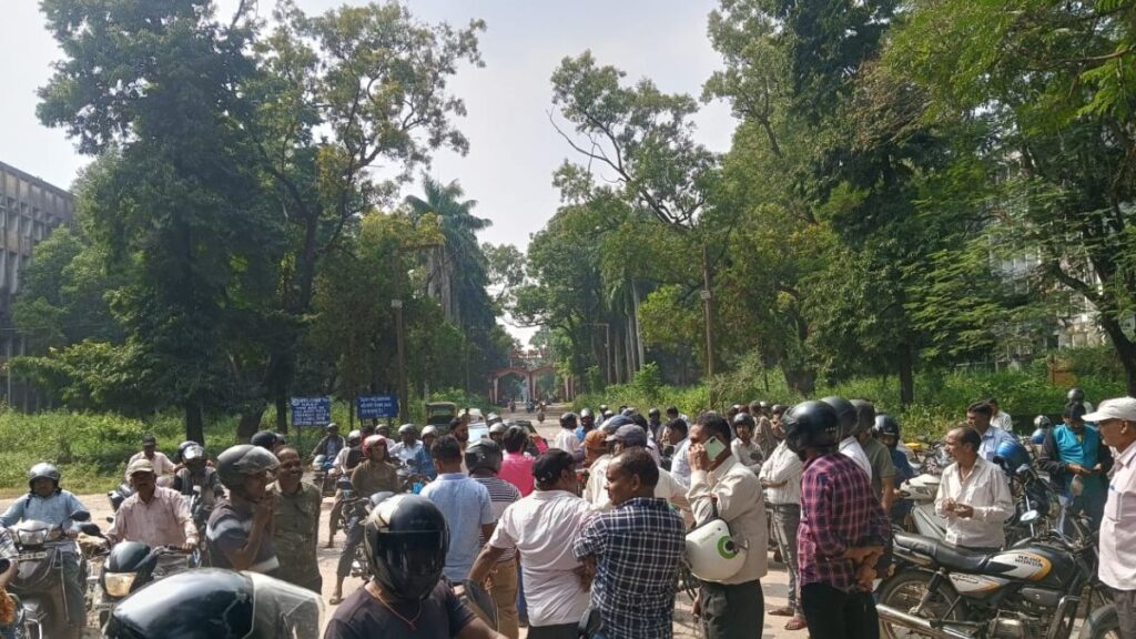 32 महीने के बकाया वेतन को लेकर एचईसी मुख्यालय के समक्ष धरना