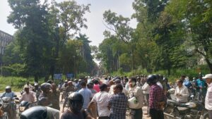 32 महीने के बकाया वेतन को लेकर एचईसी मुख्यालय के समक्ष धरना