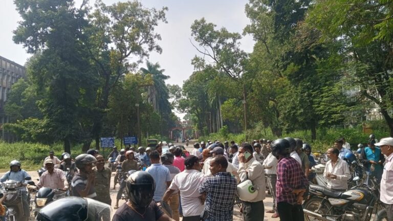 32 महीने के बकाया वेतन को लेकर एचईसी मुख्यालय के समक्ष धरना