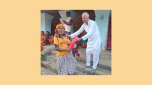 अधिवक्ता और उनकी पत्नी की पुण्यतिथि पर बुजुर्गों के बीच मच्छरदानियों का वितरण
