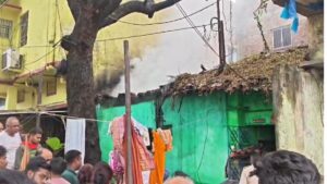 खपरैल मकान में लगी आग, घरेलू सामान जलकर राख
