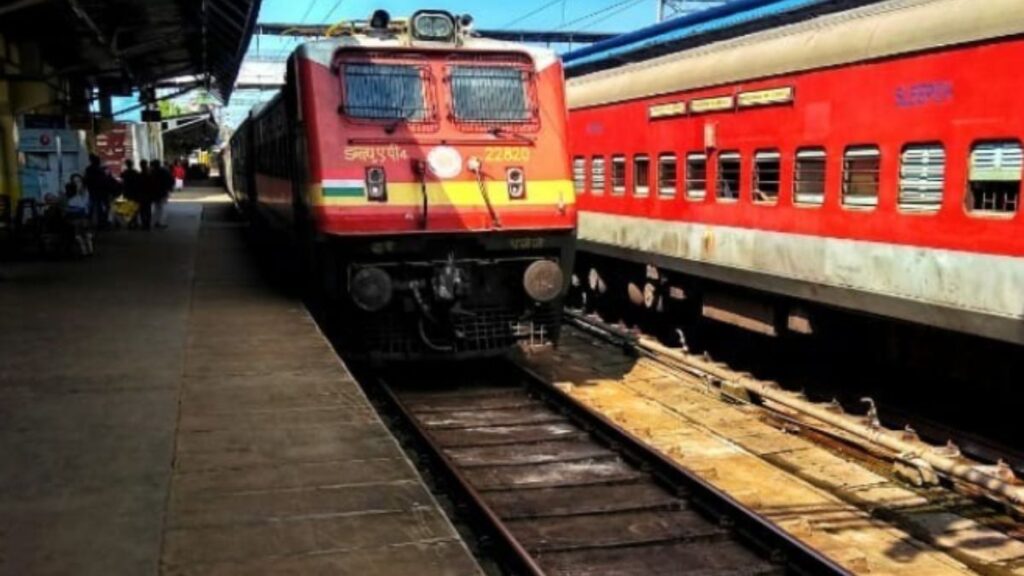 त्योहारों पर यात्रियों की सुविधा के लिए चक्रधरपुर मंडल से चलेंगी कई स्पेशल ट्रेनें