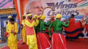 प्रधानमंत्री नरेन्द्र मोदी वाराणसी पहुंचे, एयरपोर्ट पर भव्य स्वागत